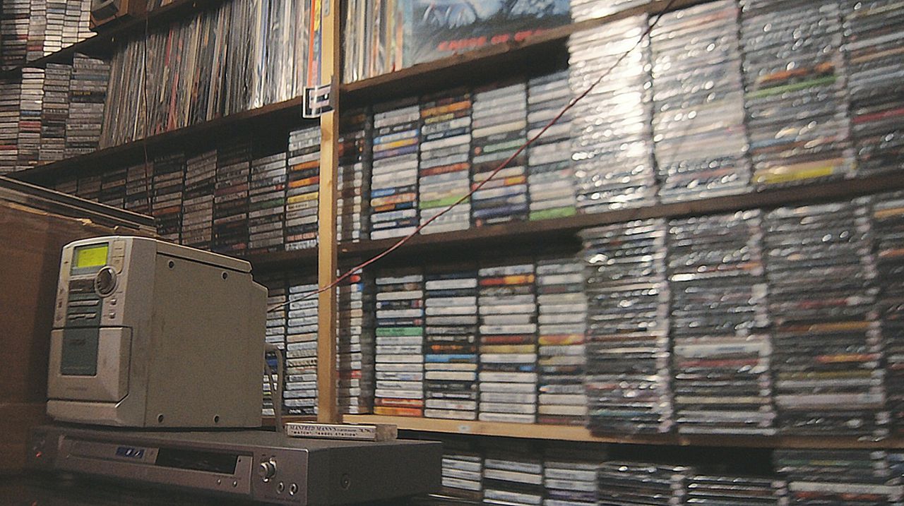 Массовое тиражирование. Магазин кассет. Шкаф с кассетами. Магазин видеокассет. Архив аудиокассет.