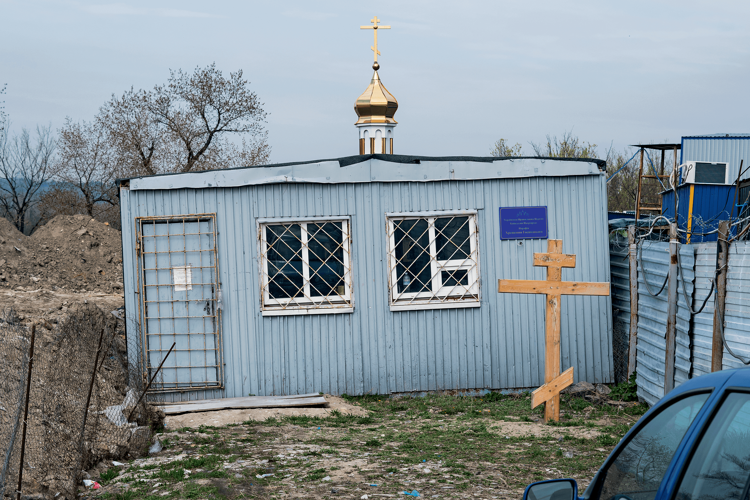 Дом с крестом на крыше