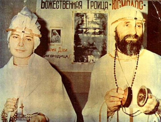 Ол төрт аяғымен тұрып, кискасын көрсетеді (бейне)